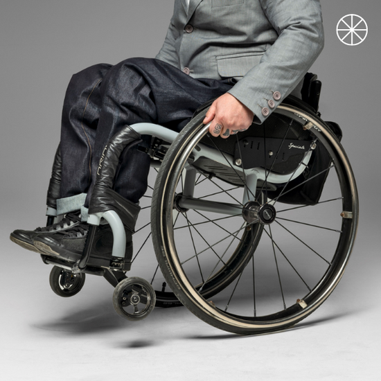 D-Different, adaptive fashion, made in Italy, moda per disabili, jeans comfort per chi è in carrozzina, senza cuciture e con vita più alta