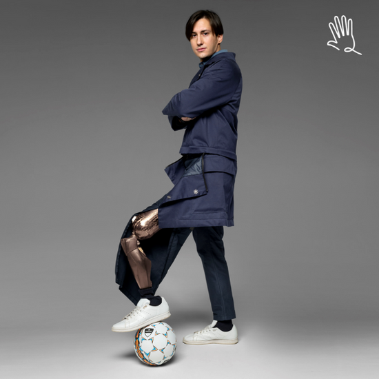 D-Different, adaptive fashion, made in Italy, moda per disabili, pantalone cargo con cerniere laterali